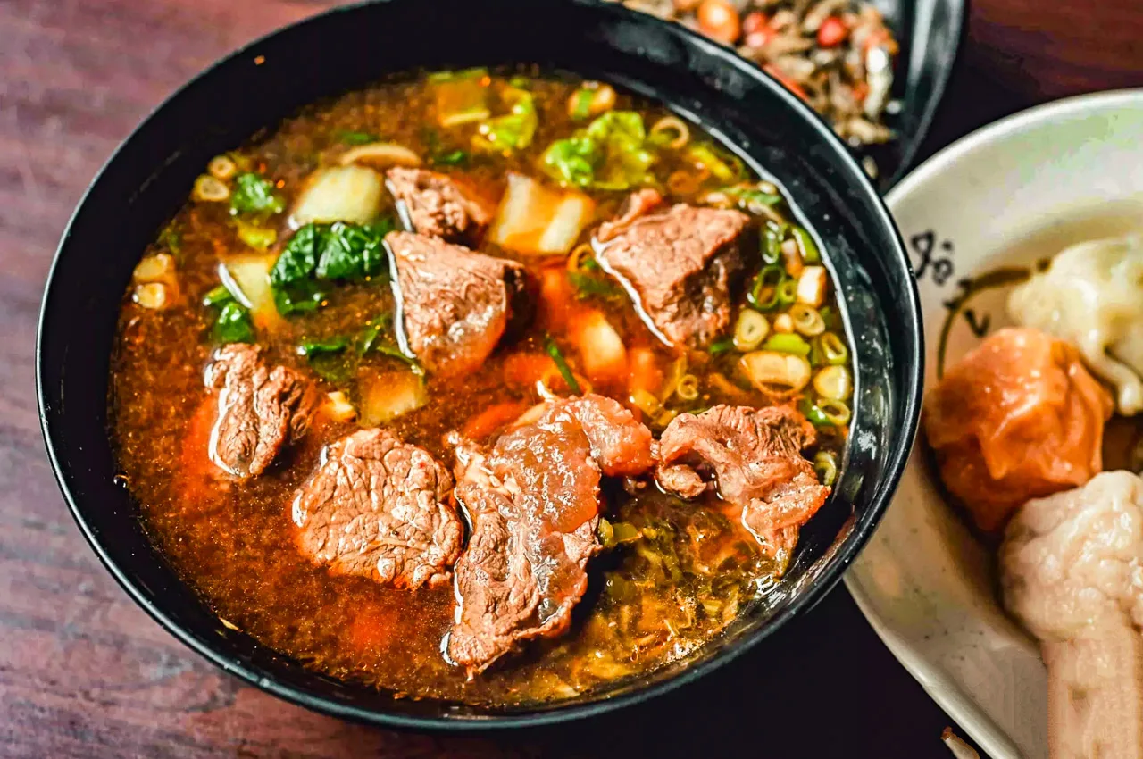 網站近期文章：二哲家牛肉麵水餃專賣店｜在地人都很愛的牛肉麵水餃神店，百元出頭牛肉麵給七大塊牛肉！