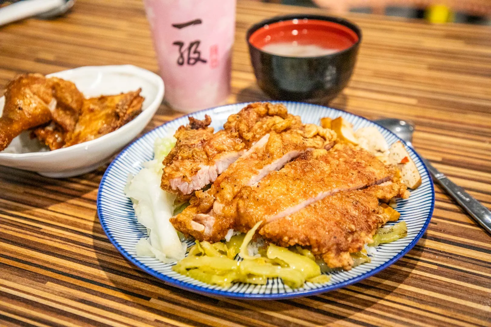網站近期文章：一級排骨｜藏身巷弄地下室老字號排骨飯，號稱最好吃厚實古早味炸排骨