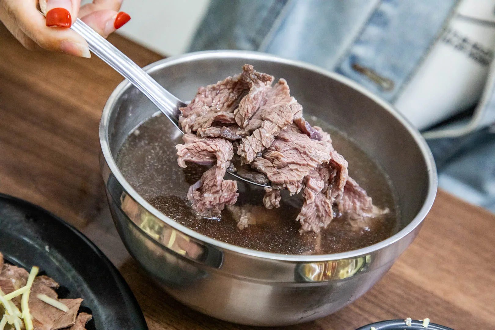 網站近期文章：阿杰溫體牛肉湯｜鄉民們大推現切溫體牛肉湯！堅持只用現切台灣溫體牛、牛骨蔬果熬湯