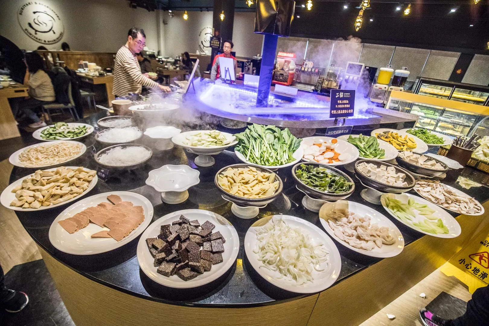 網站近期文章：鬥牛士二鍋桃園食尚店｜最狂火鍋吃到飽！本體絕對是自助吧，沙拉、炸雞、熱炒、蔬菜無限量供應