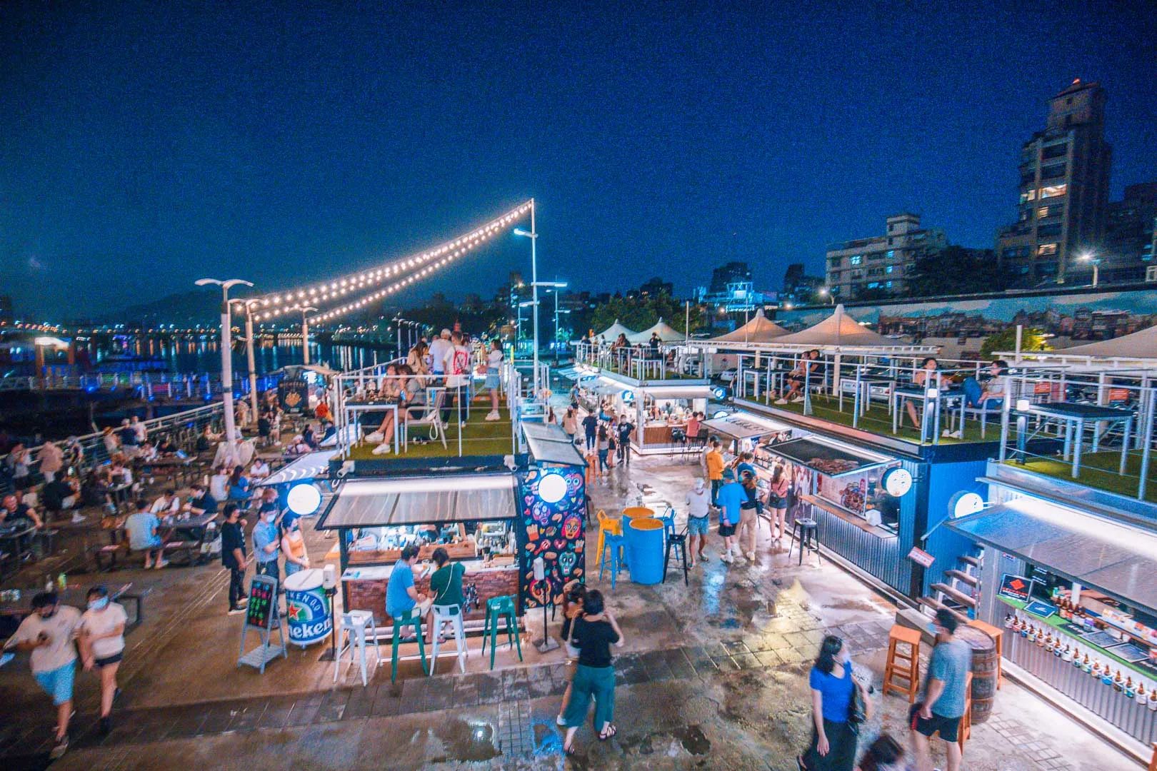 台北夜景》大稻埕碼頭貨櫃市集，越夜越美麗河畔碼頭，超浪漫奇幻彩色貨櫃市集！
