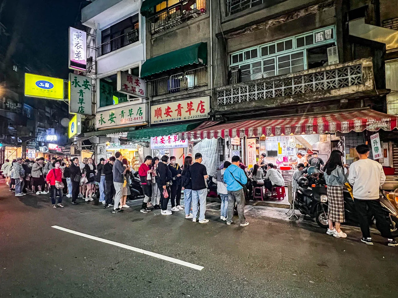 網站近期文章：阿華炒麵｜超過30年的老字號咖哩炒麵！總是大排長龍古早味咖哩炒麵