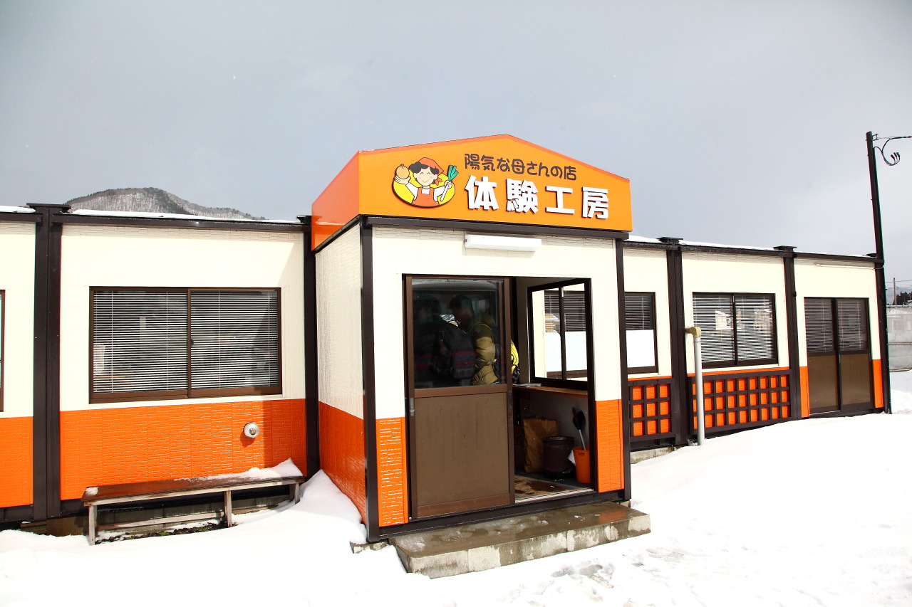 大館景點,秋田景點,秋田米棒,烤米棒,比內地雞鍋 戀戀秋田犬主題路線,秋田旅遊,台灣近畿旅行社,樂吃夠！日本,陽気な母さんの店,大館陽気な母さんの店