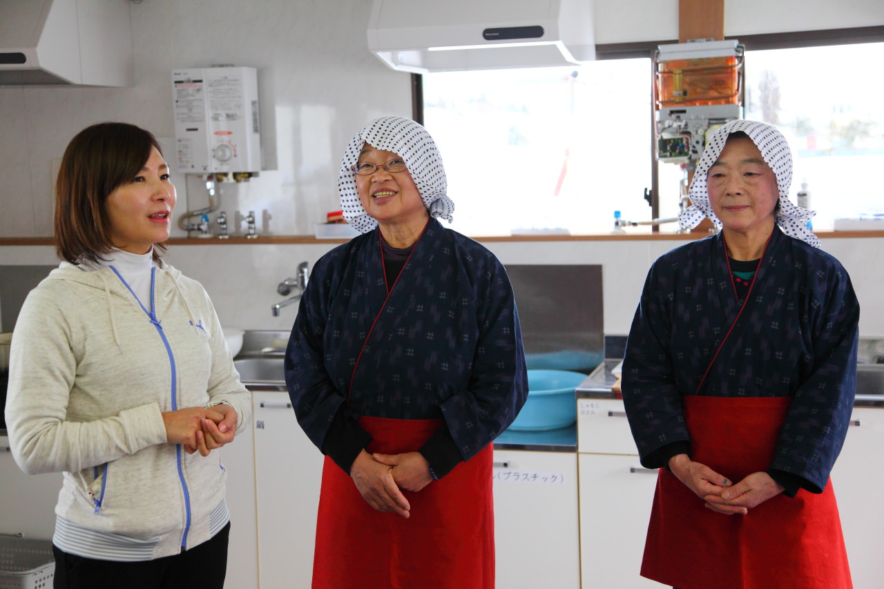 大館景點,秋田景點,秋田米棒,烤米棒,比內地雞鍋 戀戀秋田犬主題路線,秋田旅遊,台灣近畿旅行社,樂吃夠！日本,陽気な母さんの店,大館陽気な母さんの店