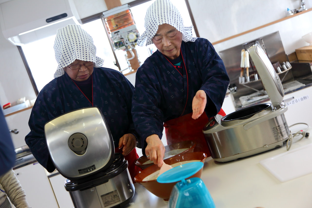 大館景點,秋田景點,秋田米棒,烤米棒,比內地雞鍋 戀戀秋田犬主題路線,秋田旅遊,台灣近畿旅行社,樂吃夠！日本,陽気な母さんの店,大館陽気な母さんの店