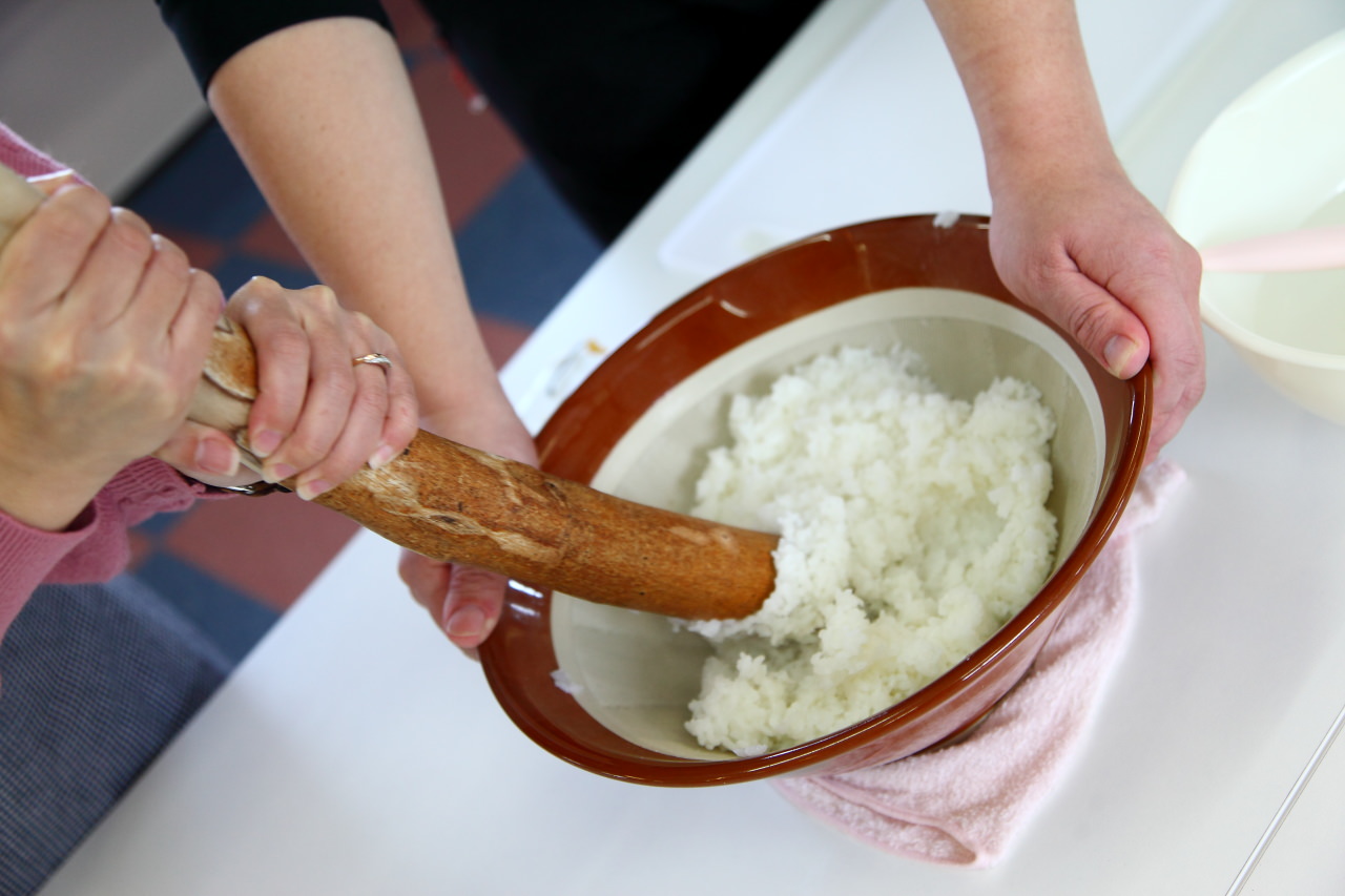 大館景點,秋田景點,秋田米棒,烤米棒,比內地雞鍋 戀戀秋田犬主題路線,秋田旅遊,台灣近畿旅行社,樂吃夠！日本,陽気な母さんの店,大館陽気な母さんの店