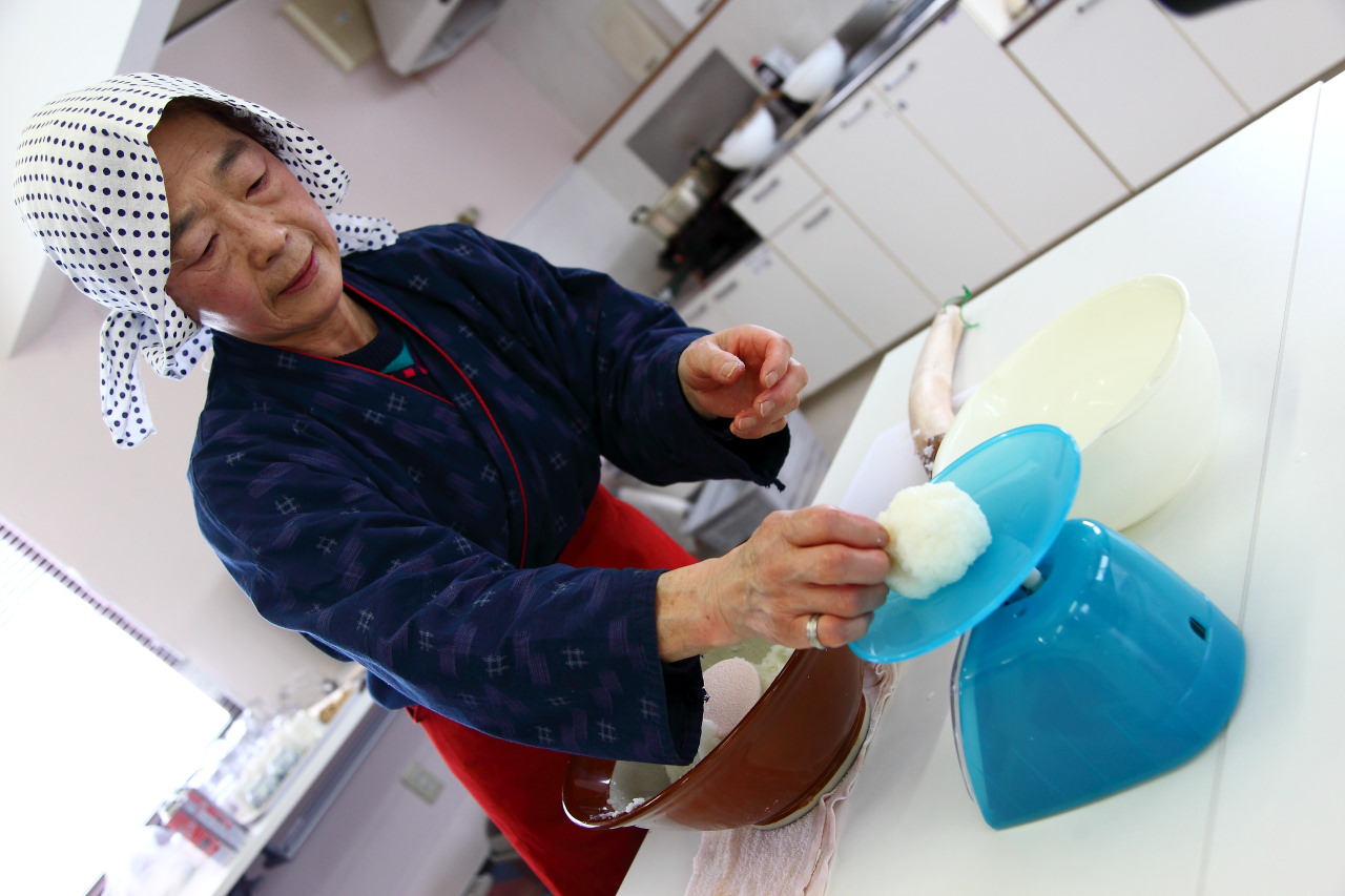 大館景點,秋田景點,秋田米棒,烤米棒,比內地雞鍋 戀戀秋田犬主題路線,秋田旅遊,台灣近畿旅行社,樂吃夠！日本,陽気な母さんの店,大館陽気な母さんの店