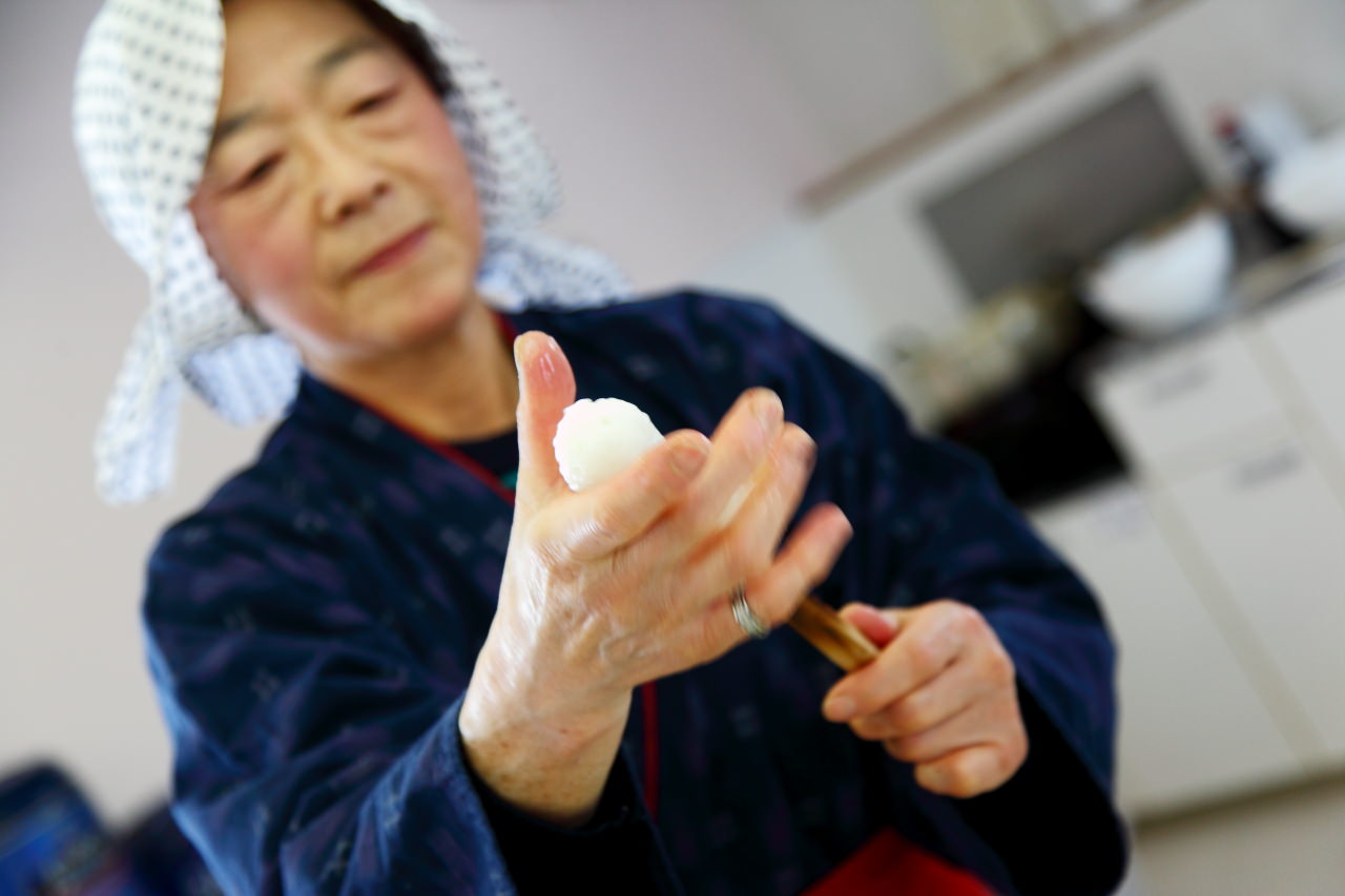 大館景點,秋田景點,秋田米棒,烤米棒,比內地雞鍋 戀戀秋田犬主題路線,秋田旅遊,台灣近畿旅行社,樂吃夠！日本,陽気な母さんの店,大館陽気な母さんの店