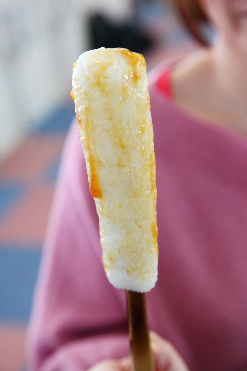 大館景點,秋田景點,秋田米棒,烤米棒,比內地雞鍋 戀戀秋田犬主題路線,秋田旅遊,台灣近畿旅行社,樂吃夠！日本,陽気な母さんの店,大館陽気な母さんの店