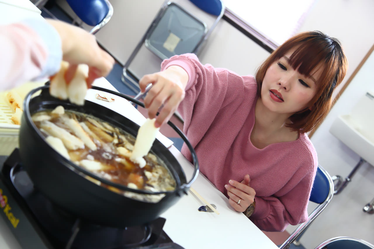 大館景點,秋田景點,秋田米棒,烤米棒,比內地雞鍋 戀戀秋田犬主題路線,秋田旅遊,台灣近畿旅行社,樂吃夠！日本,陽気な母さんの店,大館陽気な母さんの店