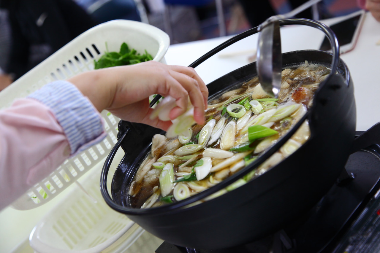 大館景點,秋田景點,秋田米棒,烤米棒,比內地雞鍋 戀戀秋田犬主題路線,秋田旅遊,台灣近畿旅行社,樂吃夠！日本,陽気な母さんの店,大館陽気な母さんの店