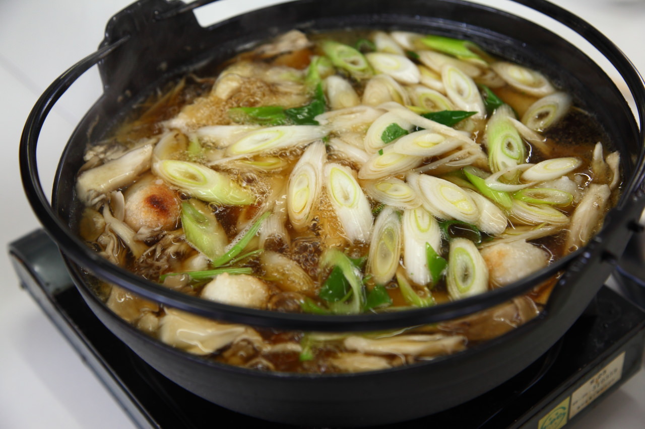 大館景點,秋田景點,秋田米棒,烤米棒,比內地雞鍋 戀戀秋田犬主題路線,秋田旅遊,台灣近畿旅行社,樂吃夠！日本,陽気な母さんの店,大館陽気な母さんの店