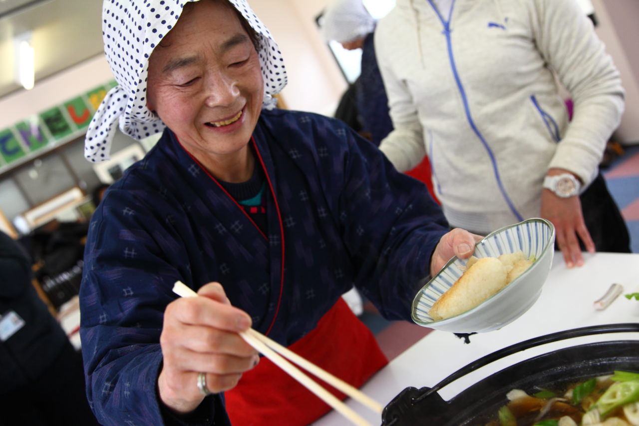 大館景點,秋田景點,秋田米棒,烤米棒,比內地雞鍋 戀戀秋田犬主題路線,秋田旅遊,台灣近畿旅行社,樂吃夠！日本,陽気な母さんの店,大館陽気な母さんの店