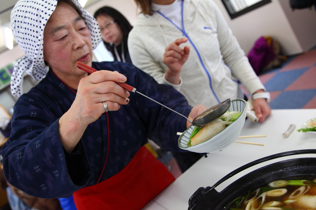 大館景點,秋田景點,秋田米棒,烤米棒,比內地雞鍋 戀戀秋田犬主題路線,秋田旅遊,台灣近畿旅行社,樂吃夠！日本,陽気な母さんの店,大館陽気な母さんの店