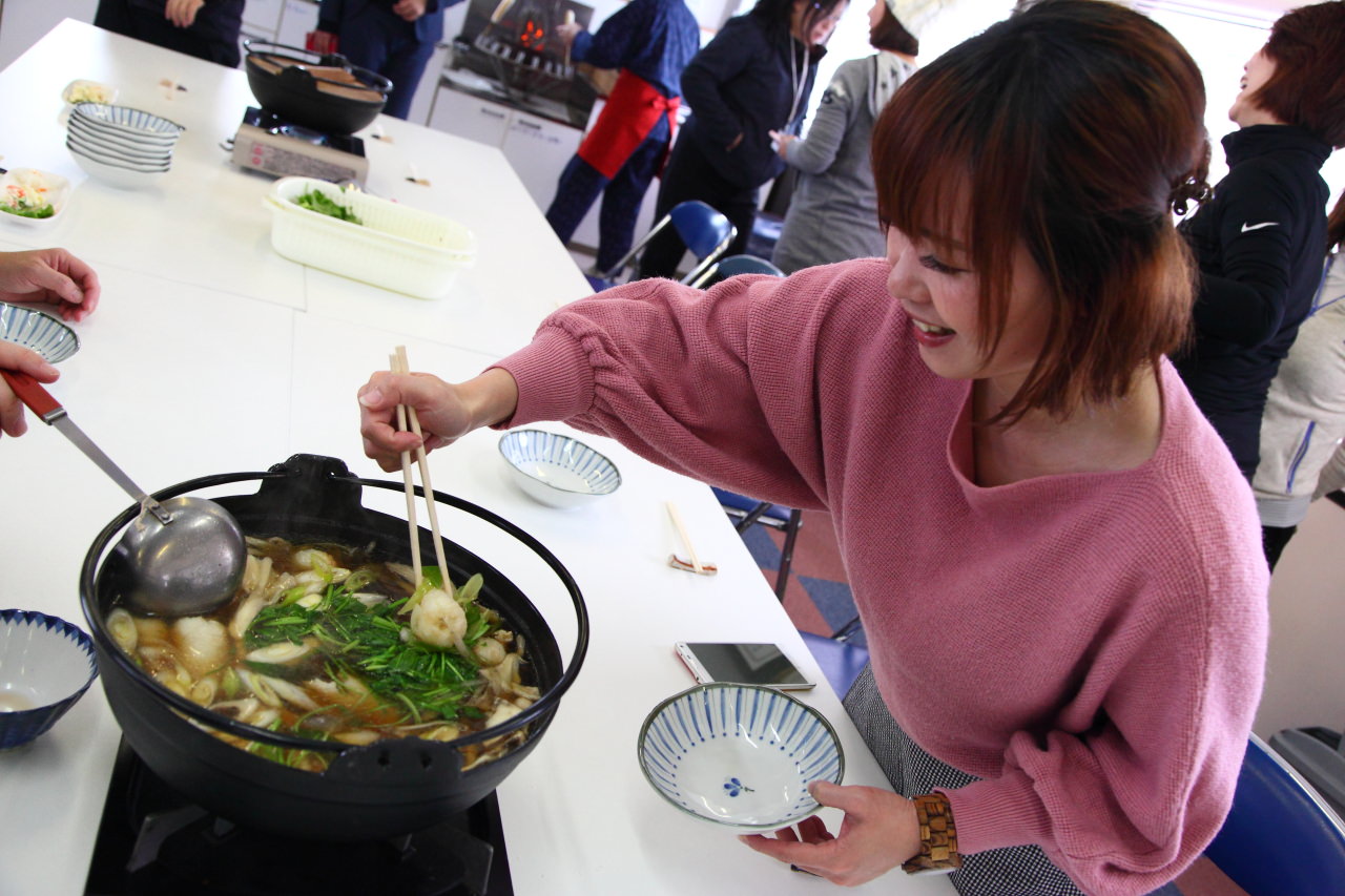 大館景點,秋田景點,秋田米棒,烤米棒,比內地雞鍋 戀戀秋田犬主題路線,秋田旅遊,台灣近畿旅行社,樂吃夠！日本,陽気な母さんの店,大館陽気な母さんの店