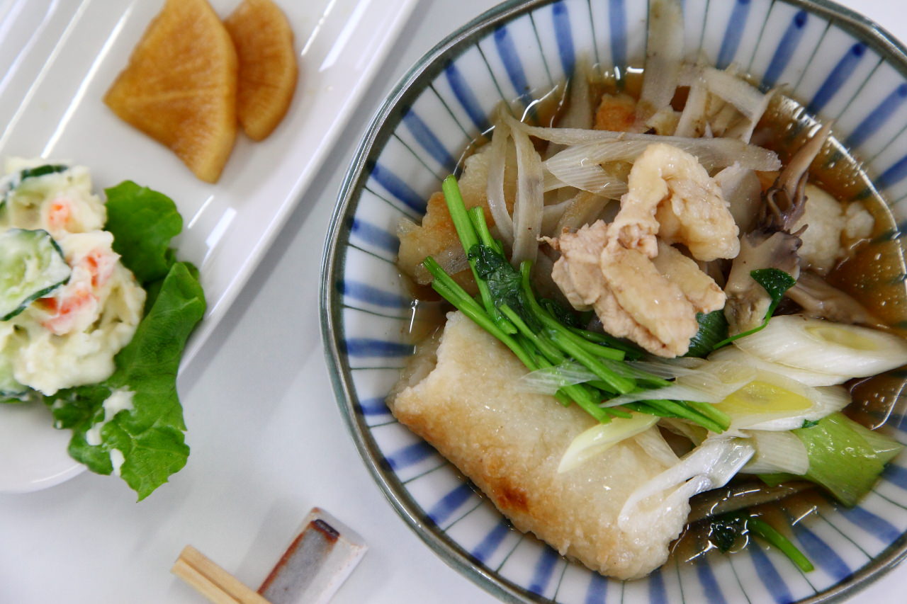 大館景點,秋田景點,秋田米棒,烤米棒,比內地雞鍋 戀戀秋田犬主題路線,秋田旅遊,台灣近畿旅行社,樂吃夠！日本,陽気な母さんの店,大館陽気な母さんの店