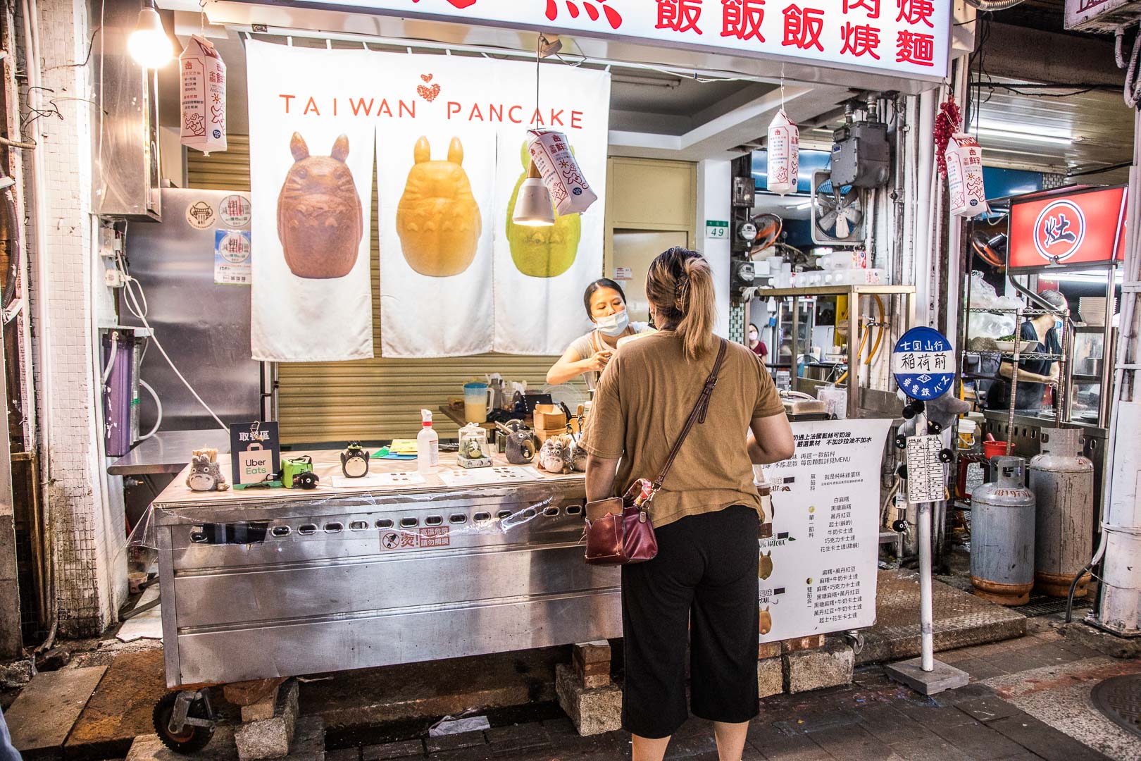 士林夜市美食,士林美食,台北雞蛋糕,台北龍貓雞蛋糕,士林夜市雞蛋糕,士林龍貓雞蛋糕,咬一口脆皮雞蛋糕,台北美食