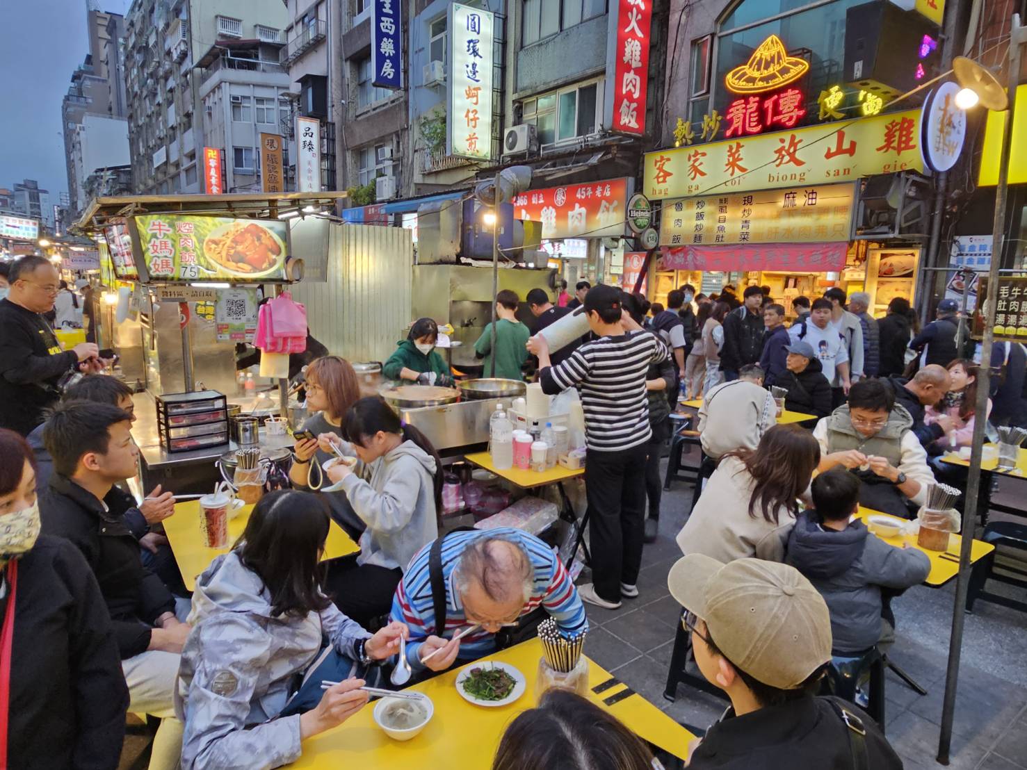 寧夏夜市炒牛肉,寧夏夜市美食,牛媽媽控肉飯（沙茶牛肉） @大手牽小手。玩樂趣
