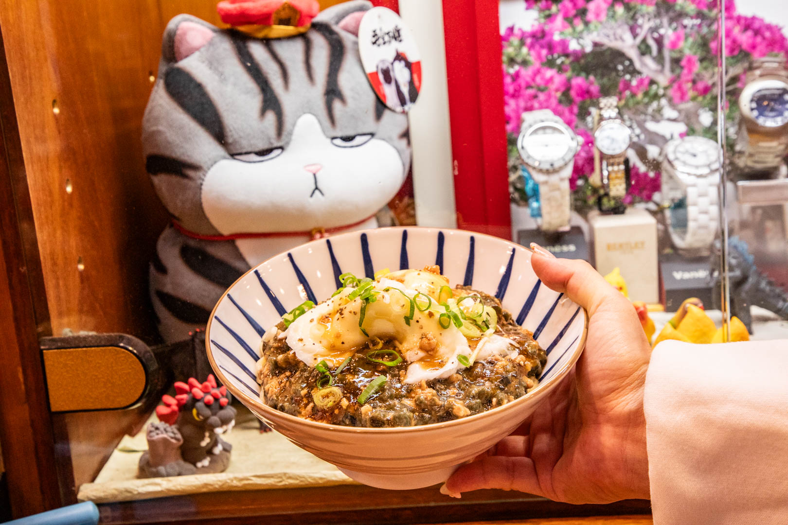網站近期文章：姜家麵名錶私房麵｜在錶店裡吃麵？錶店變身創意麵館，招牌皮蛋肉醬麵一吃就上癮